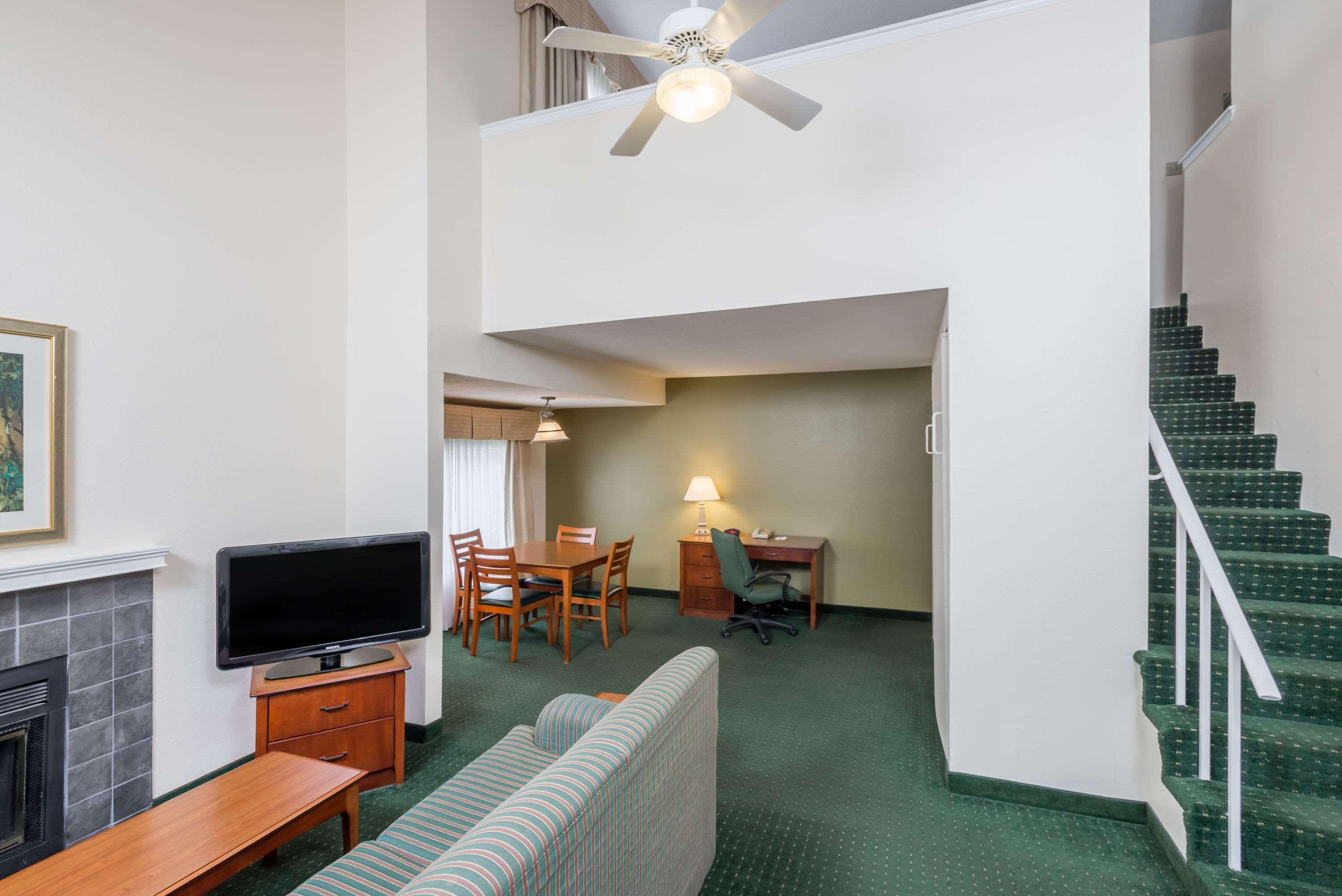 Best Western Fishkill Inn & Suites Exteriör bild